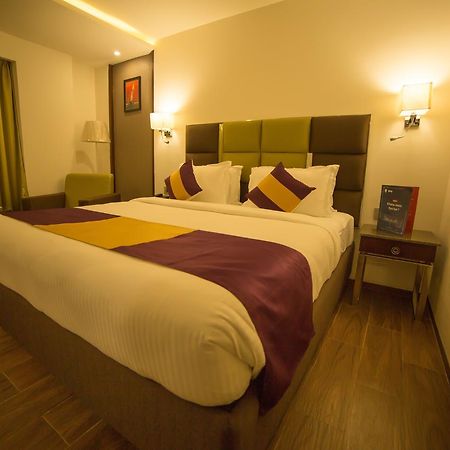 Hotel Ajantha Evergreen Виджаявада Экстерьер фото